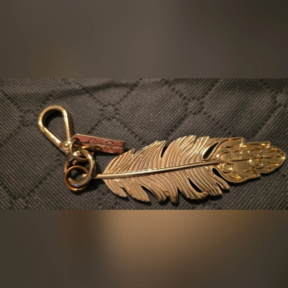 Jessica Simpson Gold Feather Keychain - Picture 1 of 3